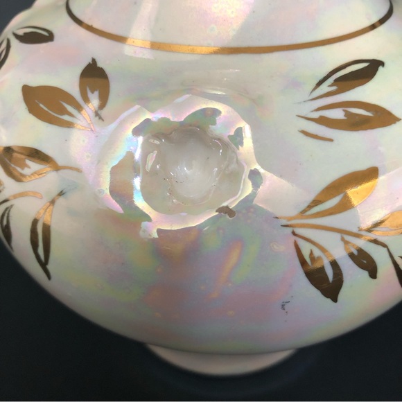 Halbach Geschenke German Creme Vase with Gold Trim - Picture 10 of 16